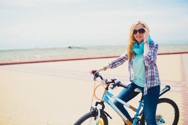 Jovem Mulher Bicicleta Sochi Rússia — Fotografia de Stock