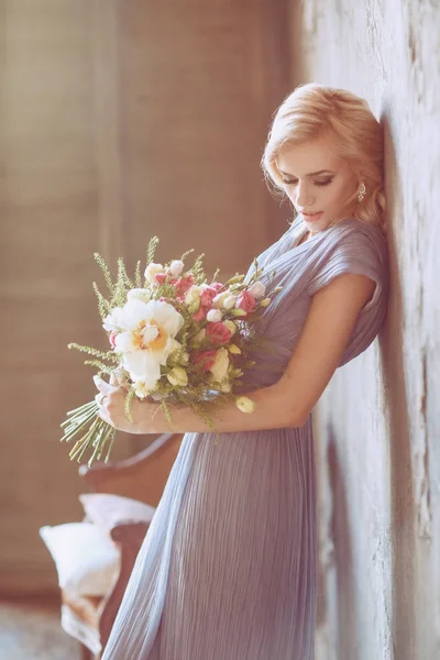 かなり若い女性と花と朝の光 — ストック写真
