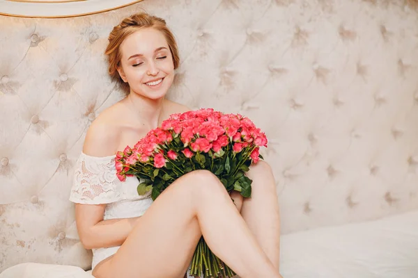 Csinos Fiatal Hálószoba Virágok — Stock Fotó