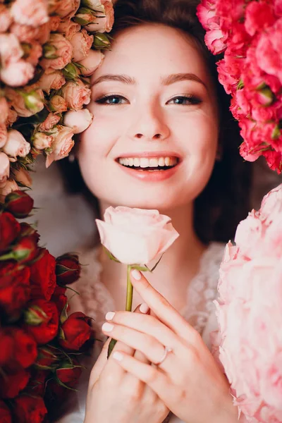 Jolie Jeune Sourire Féminin Fleurs — Photo