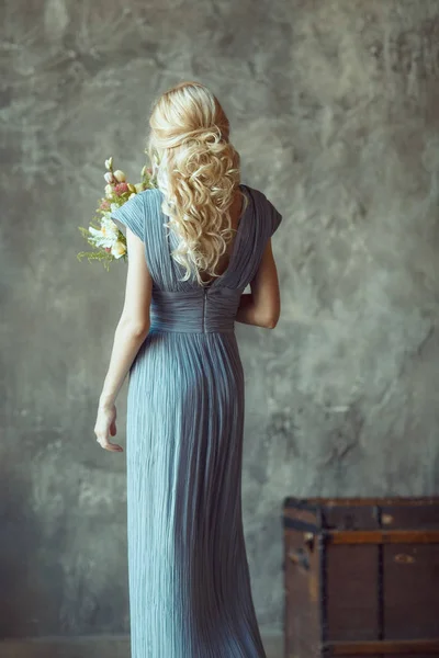 若い女性はかなり髪と花の裏 — ストック写真