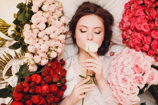 Csinos Fiatal Női Szippantás Virágok — Stock Fotó