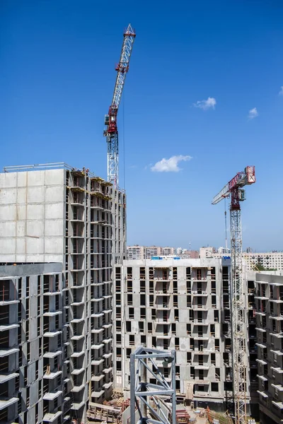 Kran Und Baustelle Vor Blauem Himmel — Stockfoto