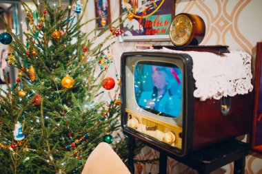 Eski televizyon ve Noel ağacı vintage Oda güzel dekore edilmiş