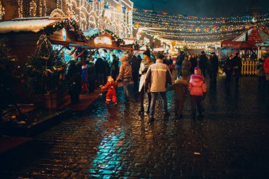 Moskova, Rusya - 2017: yeni yıl Fuarı Rusya'nın Moskova Kızıl meydanında