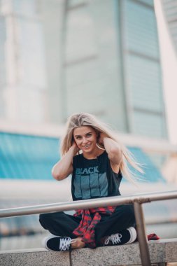 Sarışın genç kadın ve gökdelenler arka plan.