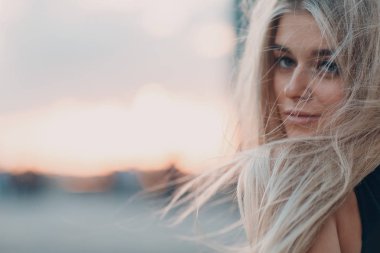 Sunset'teki portre sarışın genç kadın yakından.