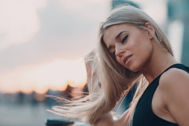 Sunset'teki portre sarışın genç kadın yakından.