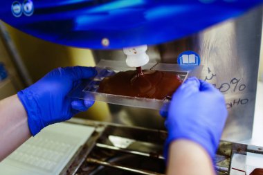 Esnaf fabrikada yapım çikolata