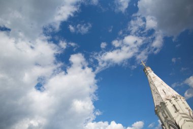 Ortodoks Kilisesi gökyüzü arka plan üzerinde