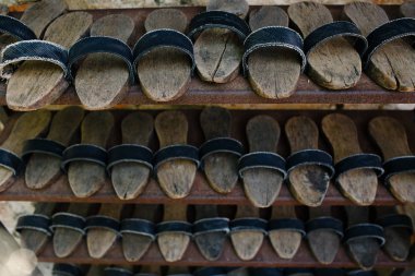 Cami de eski ayakkabı