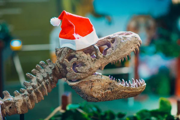 Dinozor Noel Baba yakın çekim 