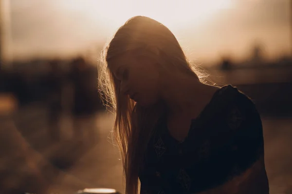 Mooie Blonde Jonge Vrouwelijke Close Portret Zonsondergang — Stockfoto