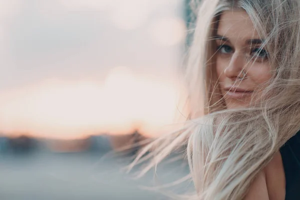 Mooie Blonde Jonge Vrouwelijke Close Portret Zonsondergang — Stockfoto