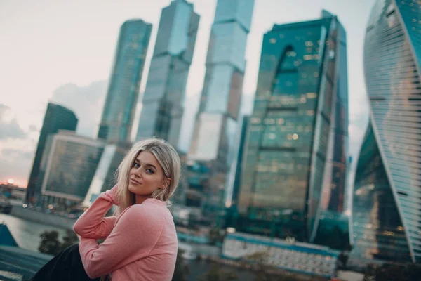 Mooie Blonde Jonge Vrouw Wolkenkrabbers Achtergrond — Stockfoto