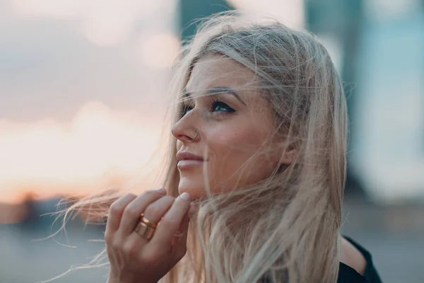 Mooie Blonde Jonge Vrouwelijke Close Portret Zonsondergang — Stockfoto