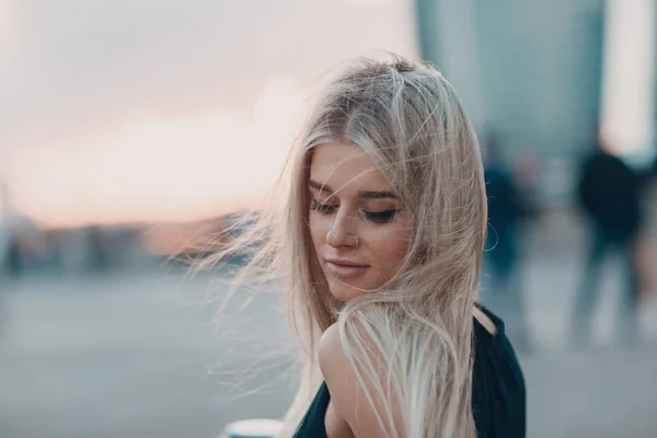 Ładny Blond Młodych Kobiet Blisko Portretu Zachód Słońca — Zdjęcie stockowe