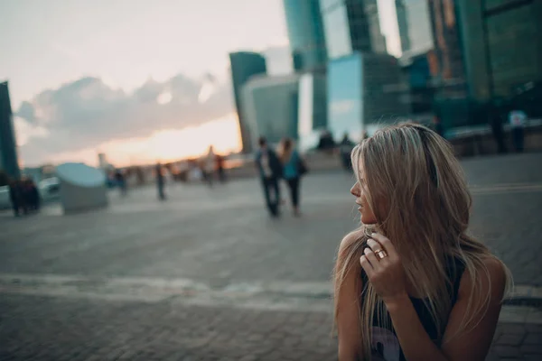 Mooie Blonde Jonge Vrouw Wolkenkrabbers Achtergrond — Stockfoto