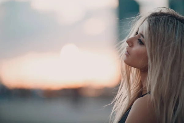 Mooie Blonde Jonge Vrouwelijke Close Portret Zonsondergang — Stockfoto