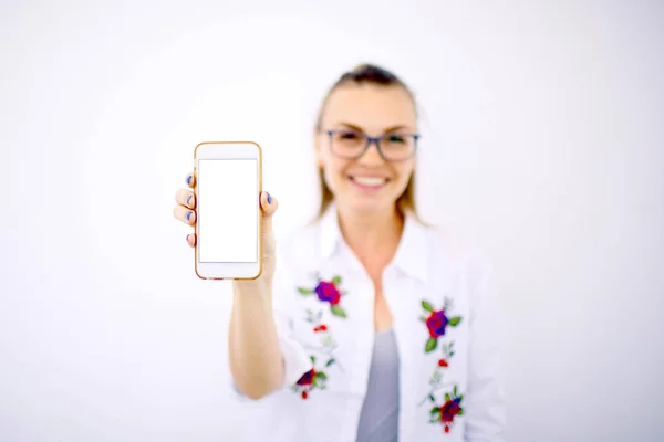 Позитивная Молодая Женщина Показывает Представляет Смартфон Чистым Экраном Руке — стоковое фото