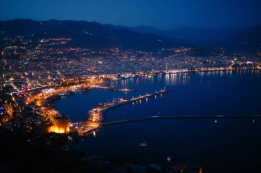 Kızıl Kule kule Alanya Yarımadası'nda, Antalya bölgesinde, Türkiye, Asya. Ünlü turizm hedef. Gece cityscape.