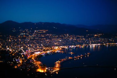 Kızıl Kule kule Alanya Yarımadası'nda, Antalya bölgesinde, Türkiye, Asya. Ünlü turizm hedef. Gece cityscape.