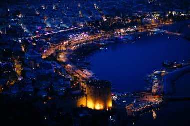 Kızıl Kule kule Alanya Yarımadası'nda, Antalya bölgesinde, Türkiye, Asya. Ünlü turizm hedef. Gece cityscape.