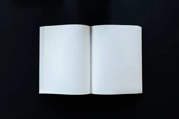Biała Księga Pustych Stron Czarnym Tle — Zdjęcie stockowe