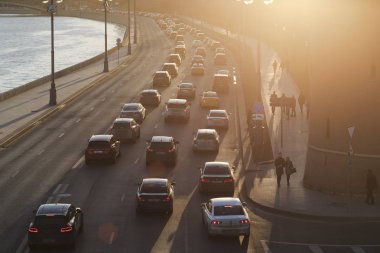 Trafik şehir günbatımı araba