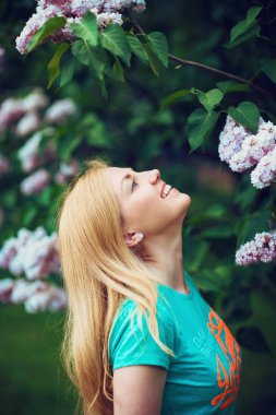 Genç kadın ve Lila çiçek
