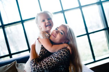 Mutlu aile, anne ve küçük kızı