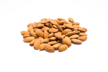 Beyaz arkaplanda izole edilmiş badem fıstıkları