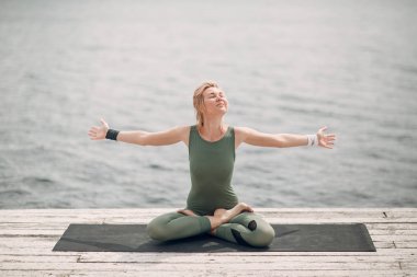 Yoga kadın kollarını açarak