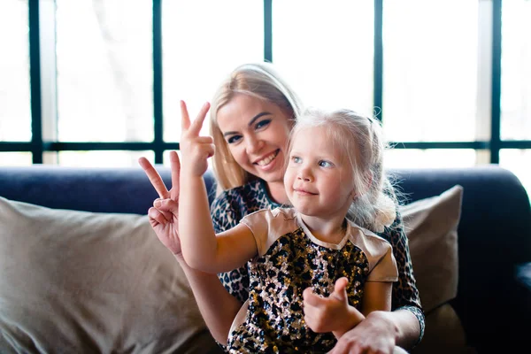 Familia Feliz Madre Hija Sonriendo — Foto de Stock