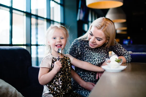 Familia Feliz Madre Hija Sonriendo — Foto de Stock