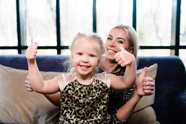 Familia Feliz Madre Hija Sonriendo — Foto de Stock