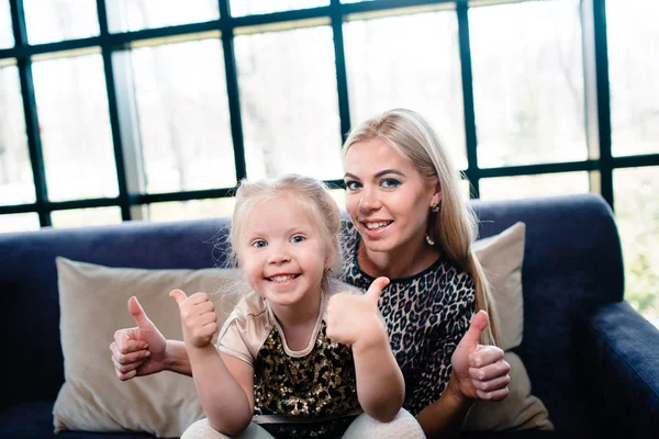 Familia Feliz Madre Hija Sonriendo — Foto de Stock