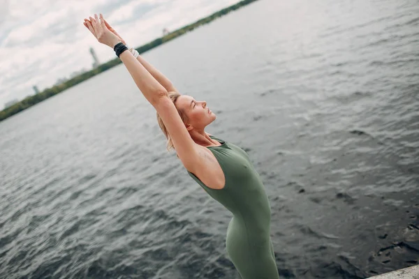 Yoga Woman Coast — Stock Photo, Image