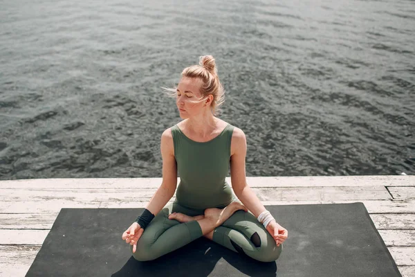 Yoga Kvinnan Kusten — Stockfoto