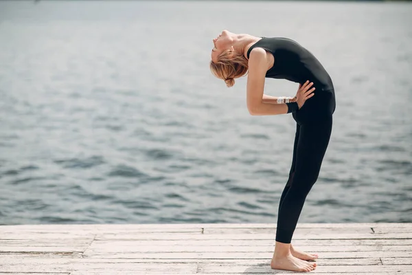 Joga Kobieta Wybrzeżu — Zdjęcie stockowe