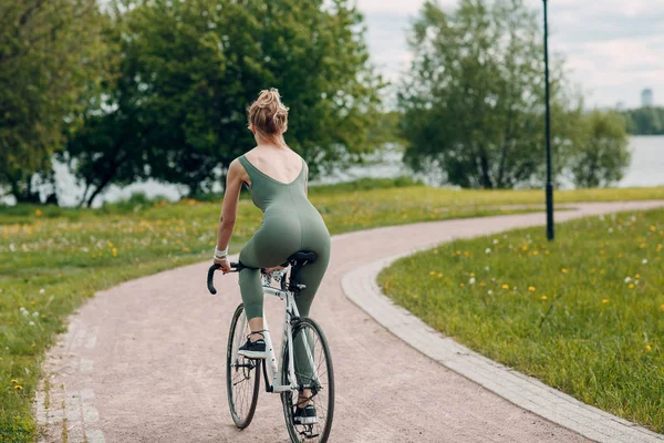 Jovem Mulher Feliz Andando Bicicleta — Fotografia de Stock