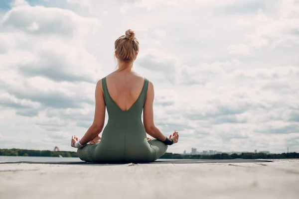 Yoga Vrouw Padmasana — Stockfoto