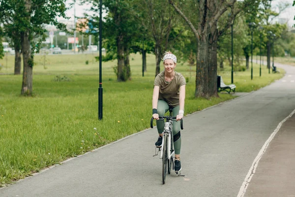 Jovem Mulher Feliz Andando Bicicleta — Fotografia de Stock