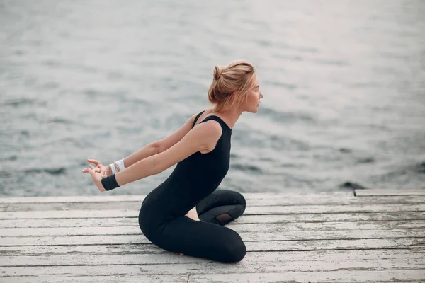 Joga Kobieta Pozie — Zdjęcie stockowe