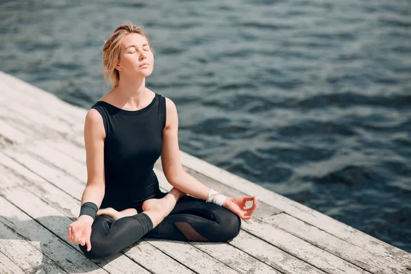 Γυναίκα Γιόγκα Padmasana Lotus — Φωτογραφία Αρχείου