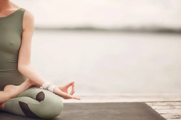 Yoga Femme Sur Côte — Photo