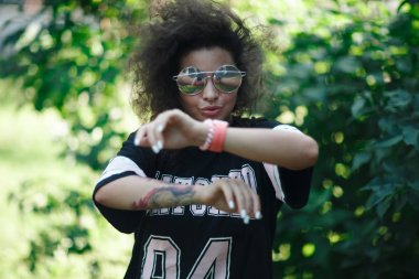 Dövmeli şık kız dans