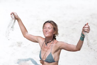 Plaj beyaz kum ile genç kadın