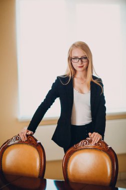 modern iş kadını ofiste