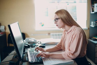 Bilgisayar masasında Yöneticisi kadın